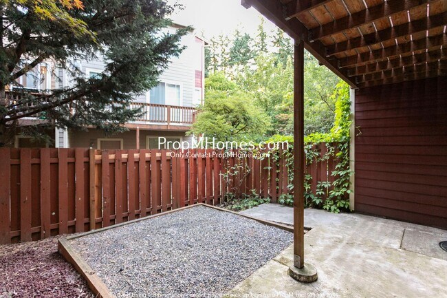 Building Photo - Spacious Townhome in Tanasbourne!