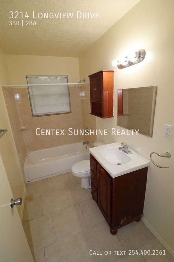 Building Photo - 3214 Longview Dr