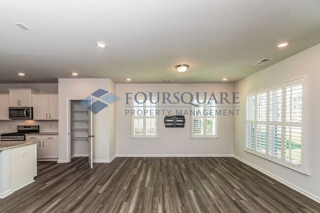 Building Photo - Modern End-Unit Townhome with 2-Car Garage | Pet Friendly