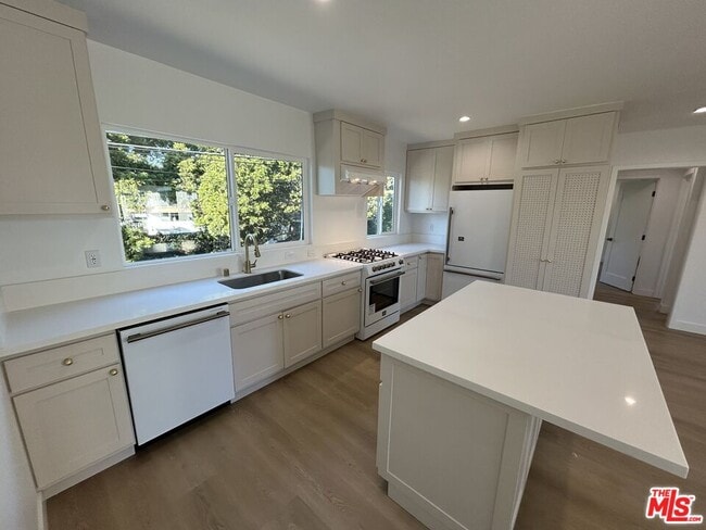 Building Photo - 599 Sunset Ct