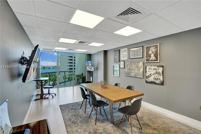 Building Photo - 480 NE 30th St