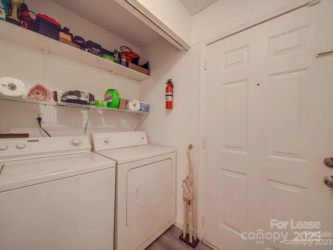 Building Photo - 4044 Briarhill Dr