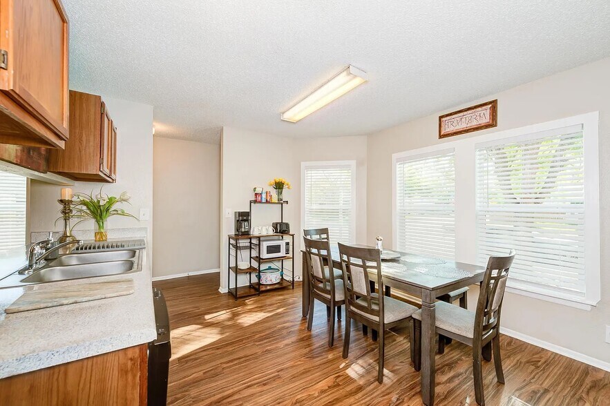 Building Photo - 6202 Valley Knight