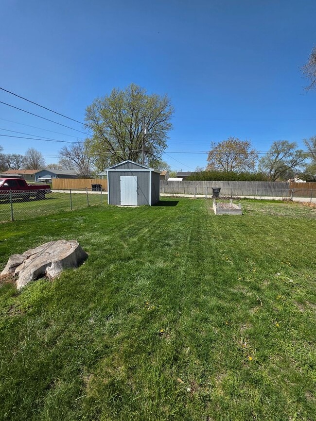 Building Photo - 2 bed • 1 bath • Garage • Shed • W/D included