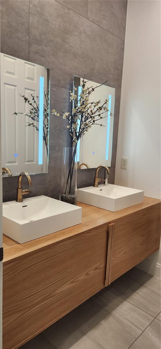 Building Photo - 3870 E Hibiscus St