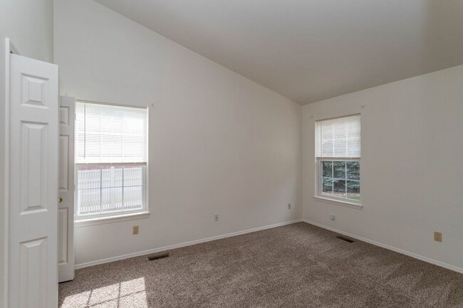 Building Photo - Lovely District 20 Townhome!