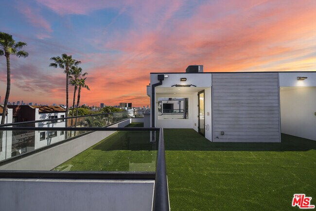 Building Photo - 733 N Gramercy Pl