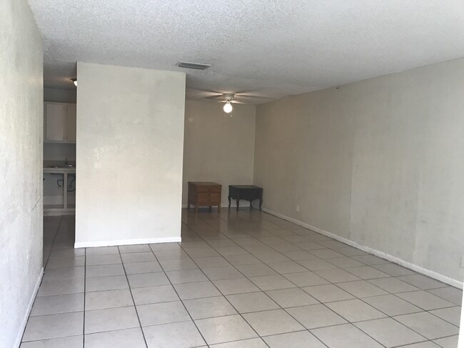 Building Photo - Large 2-1 with central air