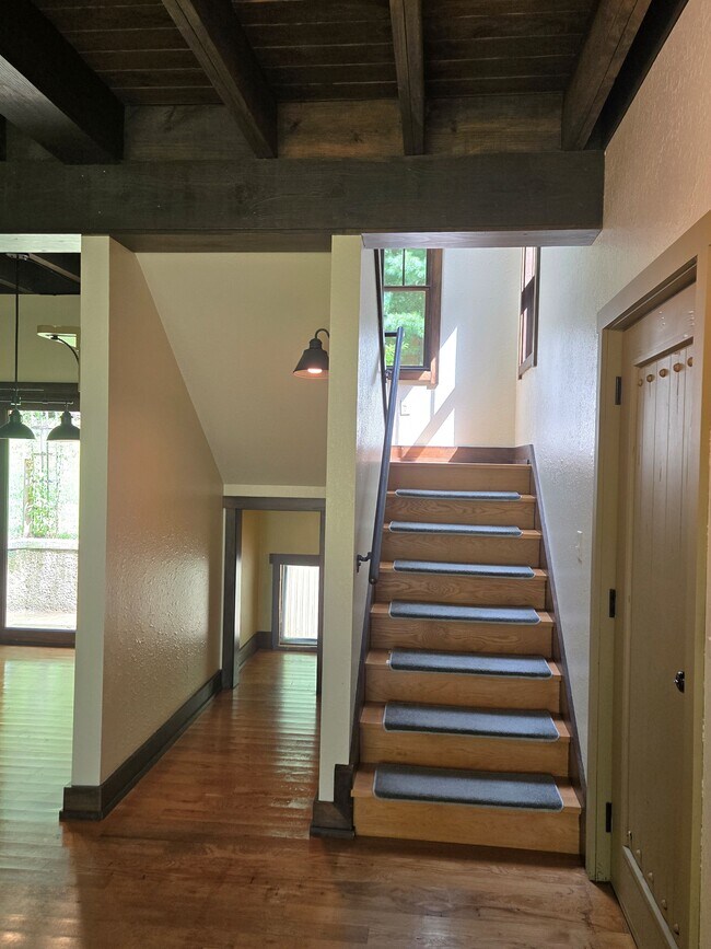 Building Photo - 33 Hoyt Rd