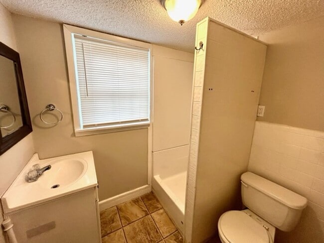 Building Photo - THREE BEDROOM/TWO BATH SPACIOUS HOME - CENTRAL LOCATION