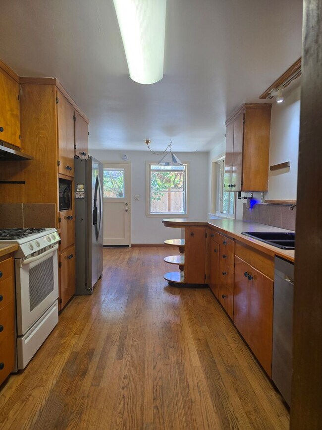 Building Photo - Spacious North Tacoma Rambler