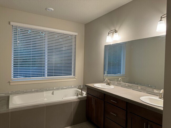 Building Photo - BEAUTIFUL SINGLE LEVEL RANCH, CENTRAL AIR,...