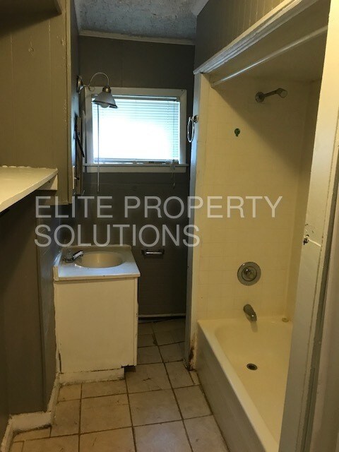 Building Photo - Small house near Dickerson and Trinity Lane