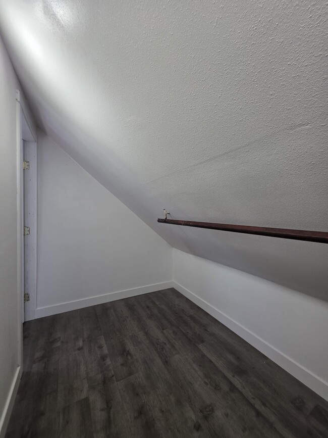 Building Photo - 1060-KE1060 15th St NE