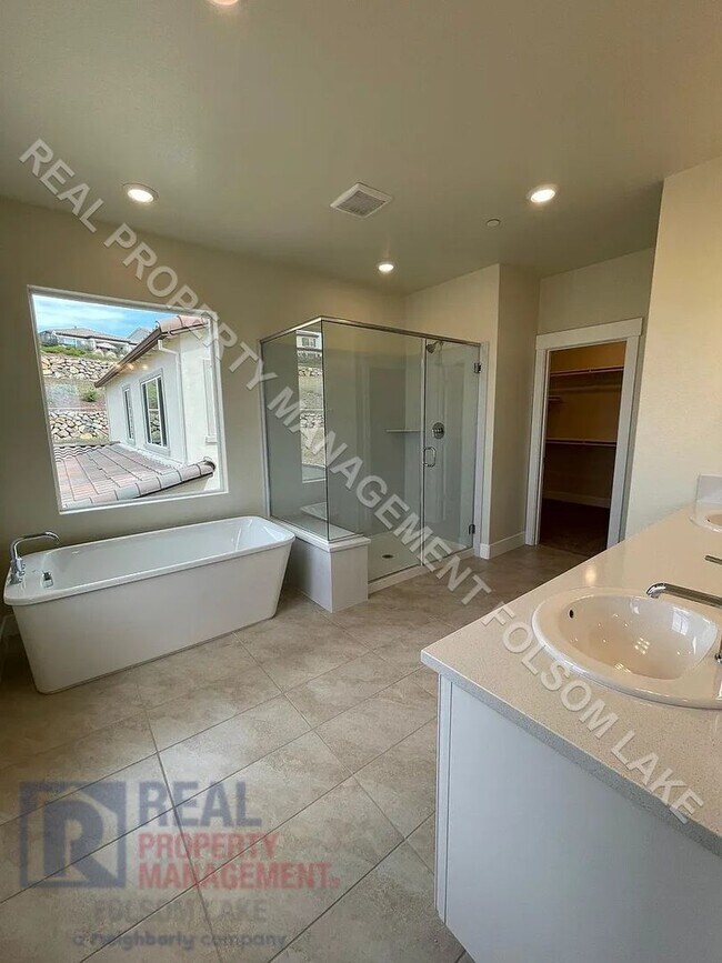 Building Photo - Available Now! 5 Bedroom 4.5 Bath at Russe...