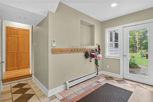 Building Photo - 204 Roat St