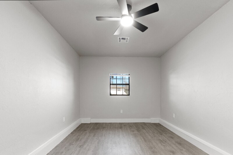 Building Photo - 1304 Pinewood Ct