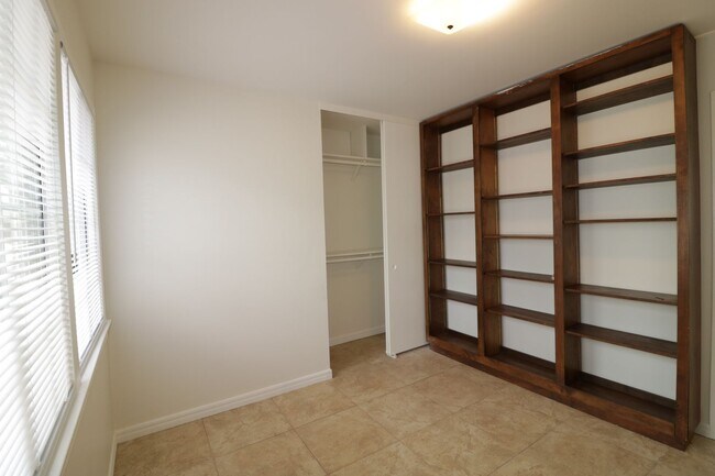 Building Photo - 4/Bedroom  Home for Lease in West Hills!