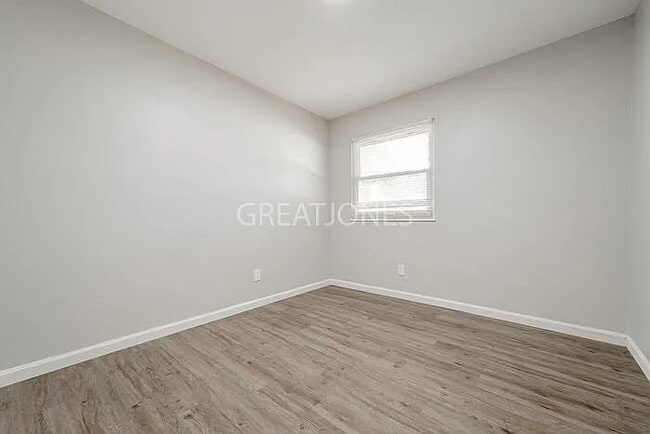 Building Photo - 11020 Linnell Dr