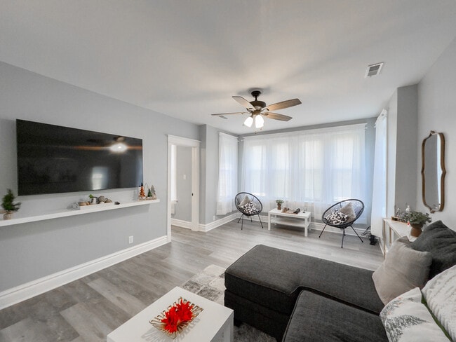 Building Photo - 2039 W 23rd St