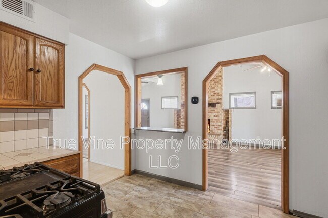 Building Photo - 3827 Devon Ave