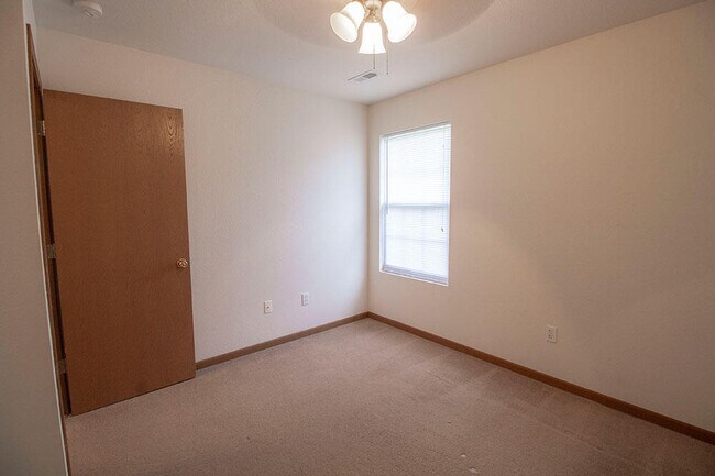Building Photo - 1601 Smiley Ln