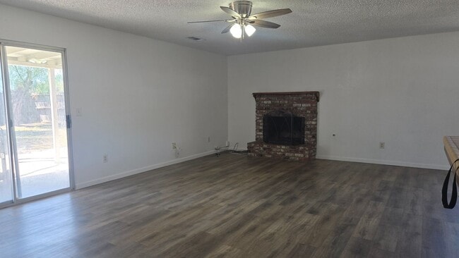 Building Photo - 3 BR 2 BA