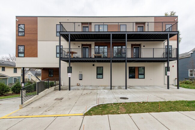 Building Photo - 911 S Main-911-301