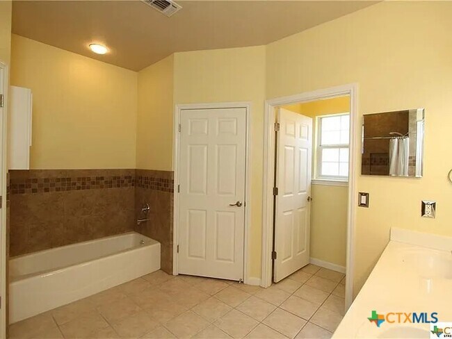 Building Photo - 2614 Fairwood Dr