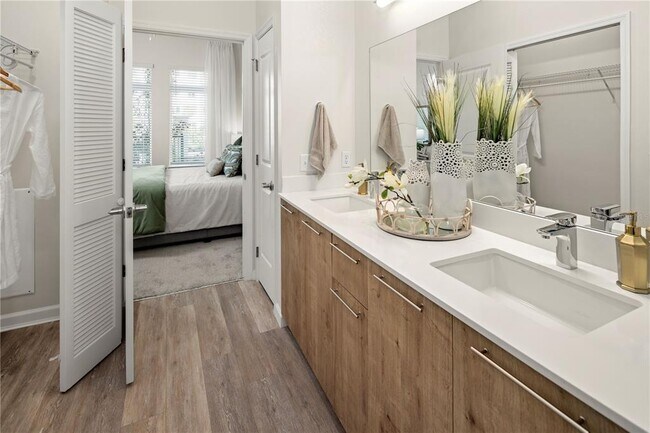 Building Photo - 5256 International Dr