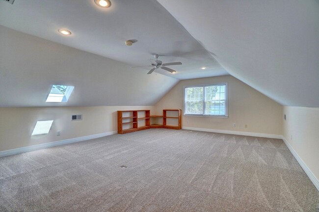 Building Photo - Waterfront Home on 1 Acre Treed Lot, 4/2 +...