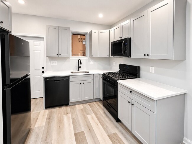 Building Photo - Spacious 3BR Rental with Central Air & Private Yard