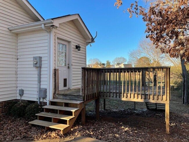 Building Photo - 3 bed 2 bath home