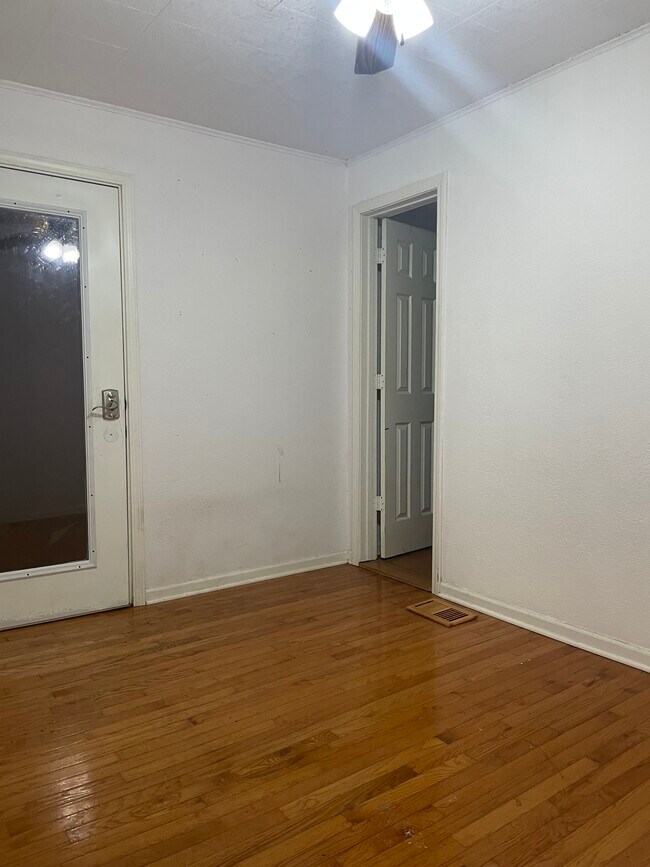 Bedroom - 505 W Jefferson St