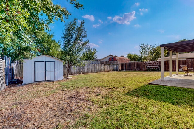 Building Photo - 2116 Northmoor Dr