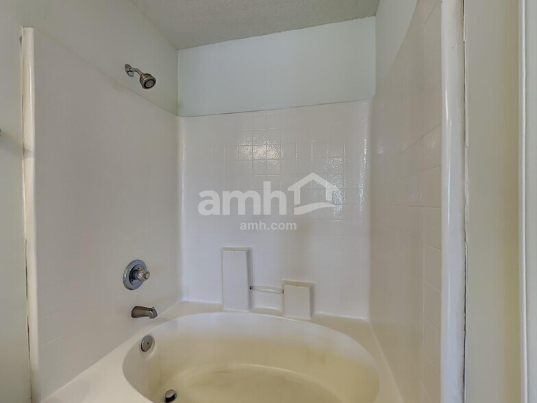 Building Photo - 4389 Creekview Ct