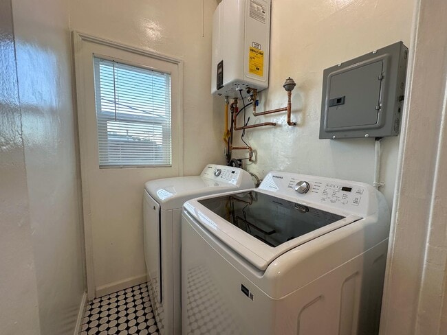 Building Photo - 810 E Chevy Chase Dr