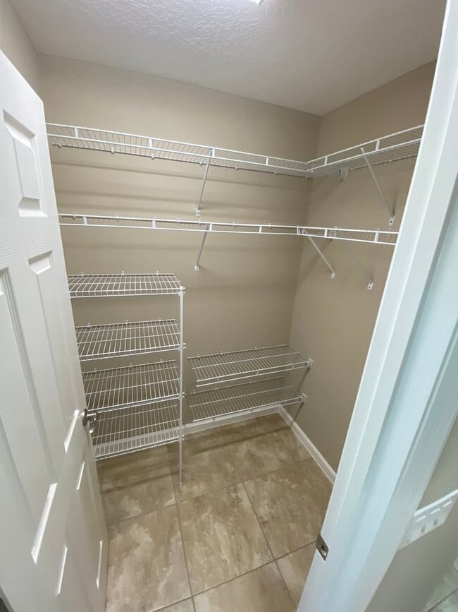 Building Photo - Beautiful Unfurnished 3 bed, 2 bath ANNUAL...