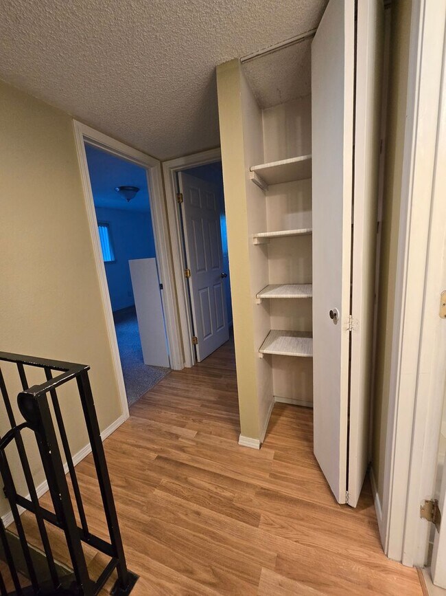 Building Photo - Steilacoom Gardens (HOA), 2 bedroom, 1 bath Townhome Style Condo. $300 off of the 1st full month ...