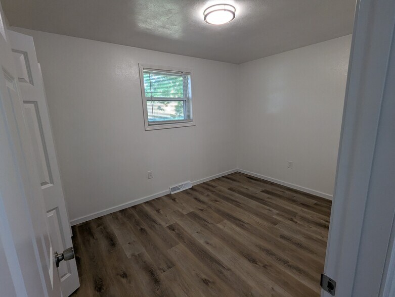 Bed 1 - 633 Mark Dr