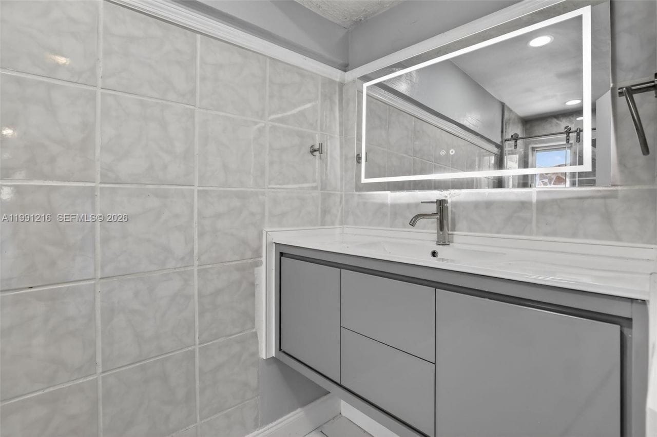 Building Photo - 2521 NW 72nd Ave