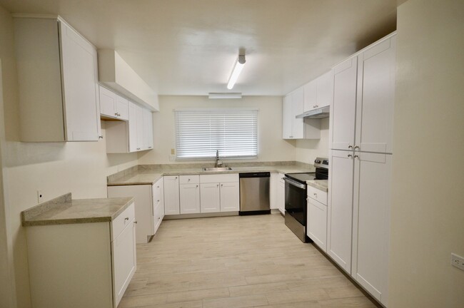 Building Photo - 3 Bedroom in Great Fullerton Neighborhood ...