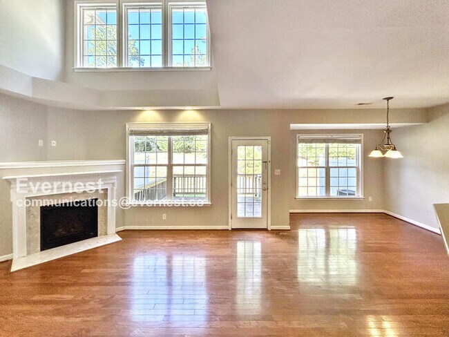 Building Photo - Beautiful 3-Bedroom Home with Garage / Pet...