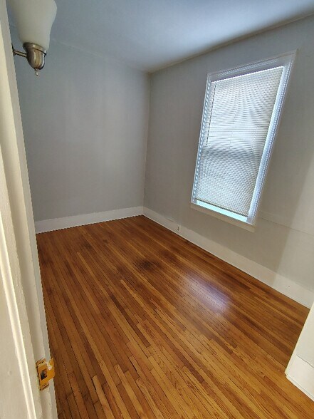 Building Photo - 246 W 6th St