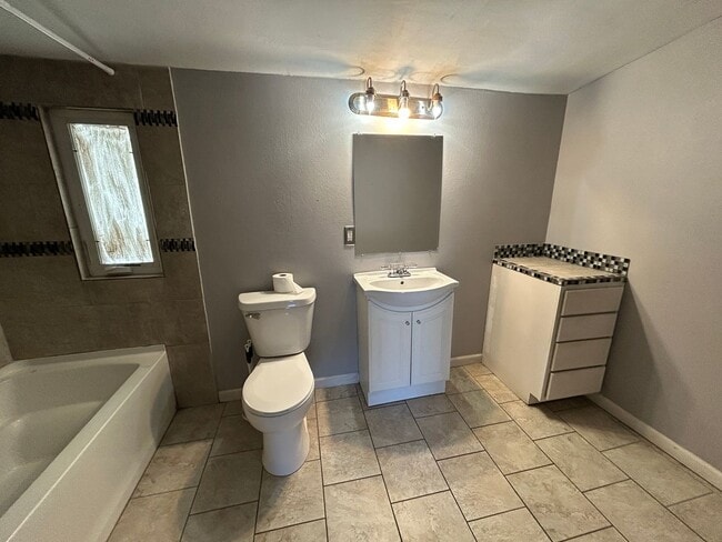 Building Photo - Cute Single Family 2 bedroom home