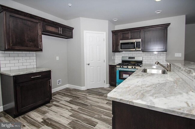 Building Photo - 515 Elm St