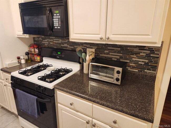 Building Photo - 6 Charles Ln