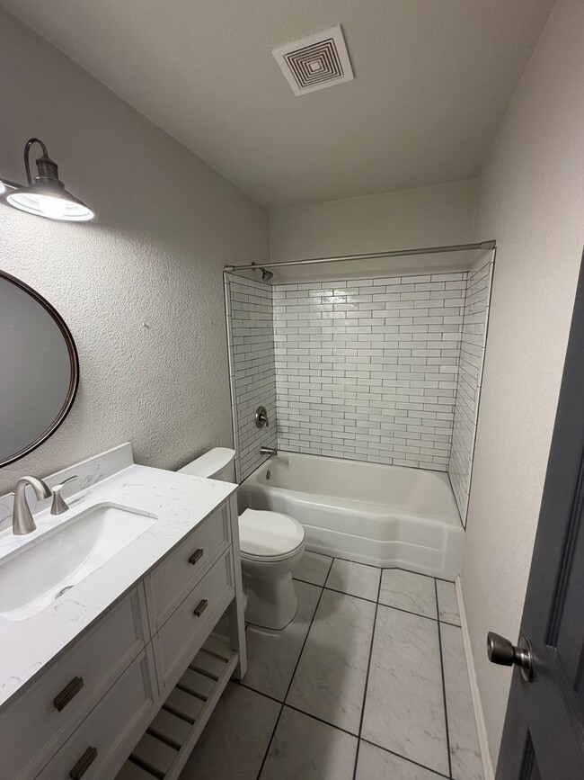 Building Photo - 3 Bed 1 Bath Home