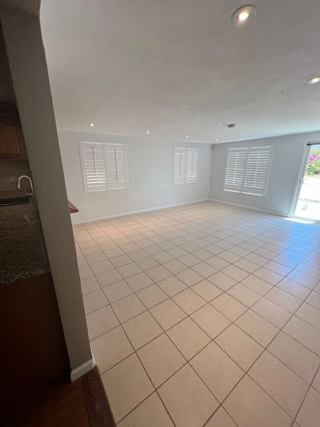 Building Photo - Lovely Family Home with Large Backyard