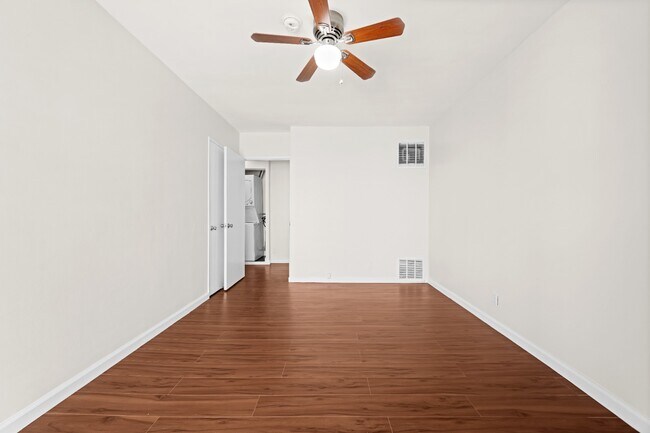 Building Photo - RECENTLY RENOVATED | 3 BED 2 BATH WITH BALCONY & PARKING